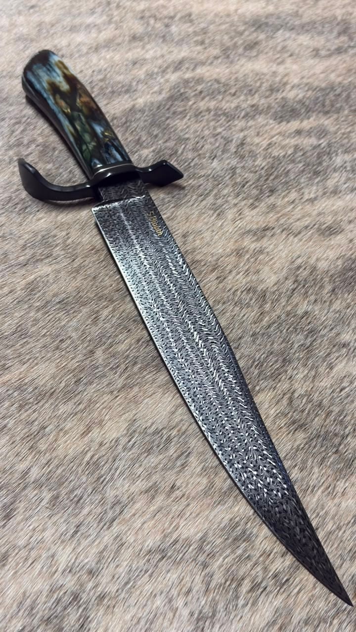 Damascus steel pattern detail